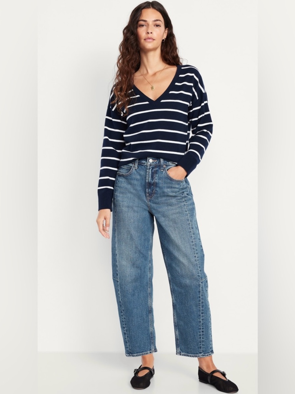 Old Navy High-Rise Barrel Leg Jeans in Medium Wash - NWT. Size 6
